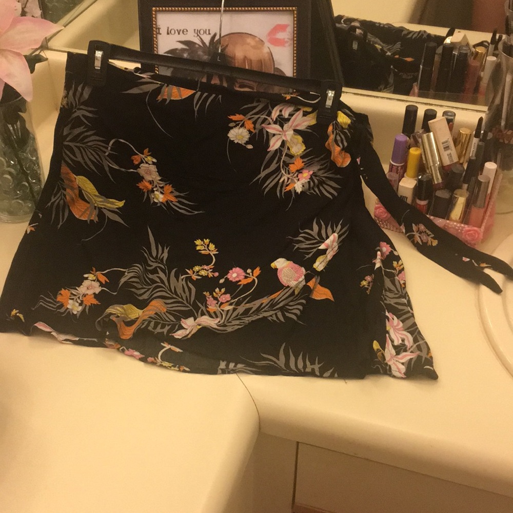 Wrap around skirt black and floral